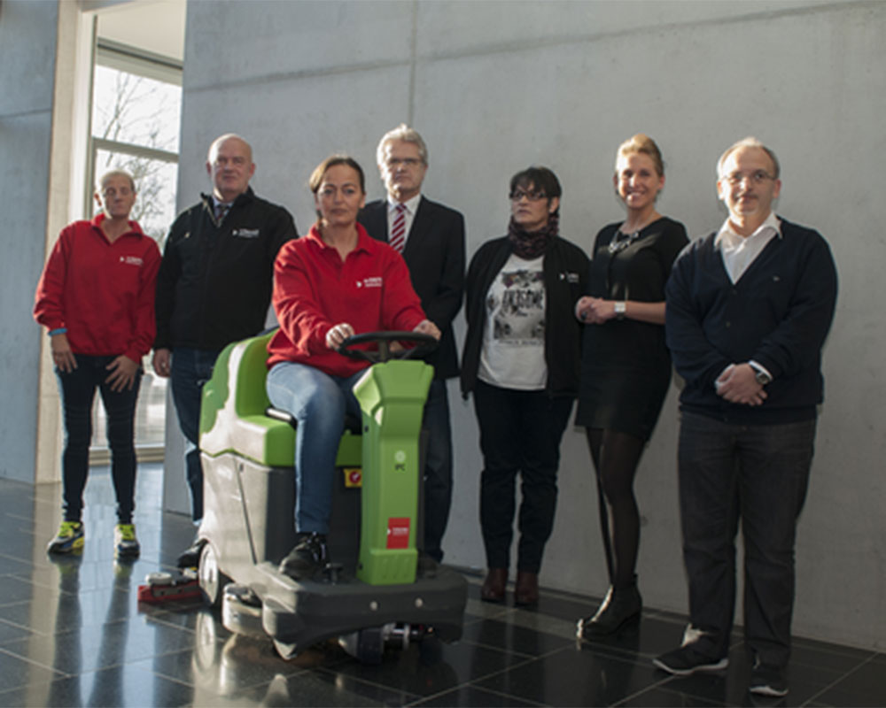 Maschinelle Bodenreinigung in einer Hochschule