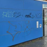 Graffiti-Verschmutzung öffentlicher WC